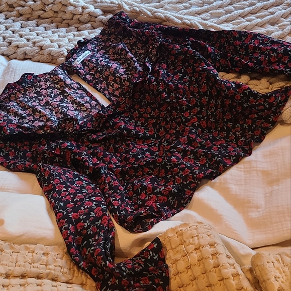 Reformation sz 6 Black Red Rose Floral Barb Mabel Ruffle Crop Long Sleeve Blouse - Picture 4 of 5